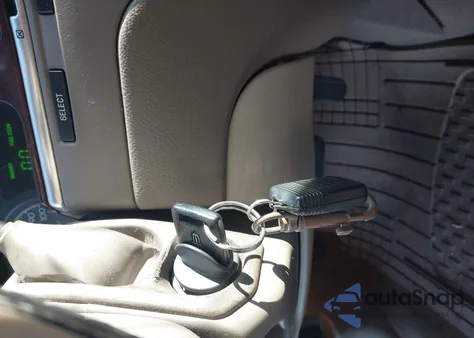 2005 Lincoln Town Car Signature from USA, damaged, VIN 1LNHM81W05Y670063